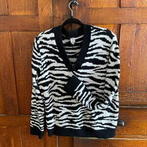 TRISTAN  Black and white Zebra print pullover V-neck SIZE LARGE.  Fuzzy